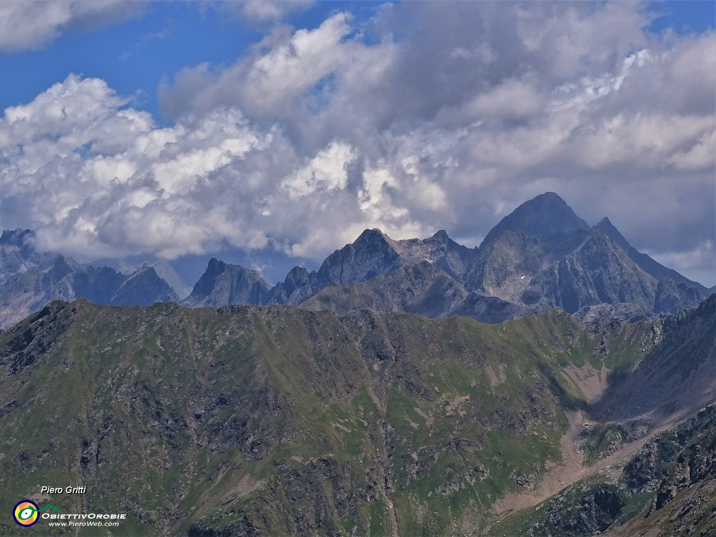 45 Zoom sul Pizzo del Diavolo (2916 m) sgombro da nuvole mentre i giganti orobici sono coperti.JPG